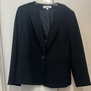 Jones Studio Black Tailored Blazer with Notched Lapels